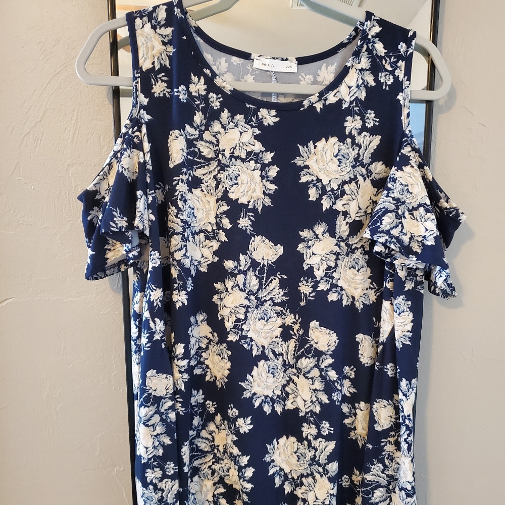 Cold shoulder, flowy blouse - Fits more like XL